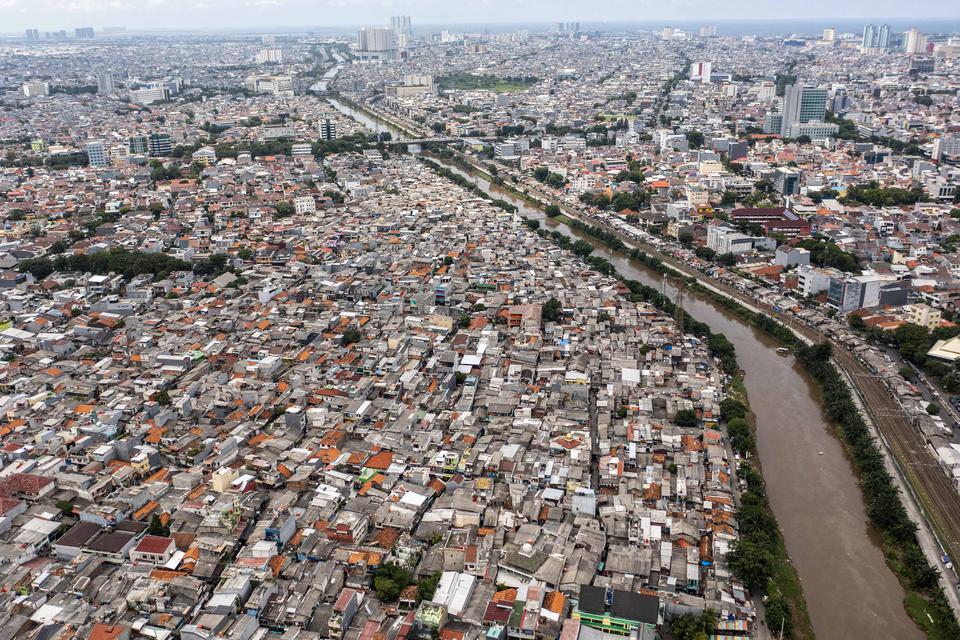 Foto udara deretan rumah di kawasan Jakarta Barat, Jumat (10/3/2023). Pemprov DKI Jakarta menghimbau warga untuk tidak mengekspoitasi air tanah secara masif karena akan menjadi salah satu penyebab penurunan muka tanah dan mengakibatkan Jakarta semakin ber