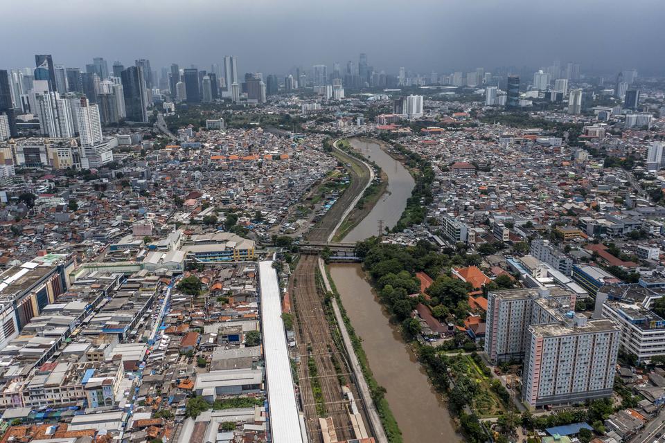 Foto udara deretan rumah di kawasan Jakarta Pusat, Jumat (10/3/2023). Pemprov DKI Jakarta menghimbau warga untuk tidak mengekspoitasi air tanah secara masif karena akan menjadi salah satu penyebab penurunan muka tanah dan mengakibatkan Jakarta semakin ber