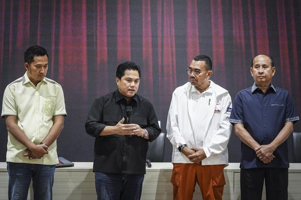 Ketua Umum PSSI Erick Thohir (kedua kiri) didampingi Anggota Exco PSSI Eko Setywan (kiri), Arya Sinulingga (kedua kanan), dan Rudi Yulianto (kanan) menyampaikan keterangan pers di GBK Arena, Jakarta, Jumat (10/3/2023). Erick Thohir menyampaikan perkembang