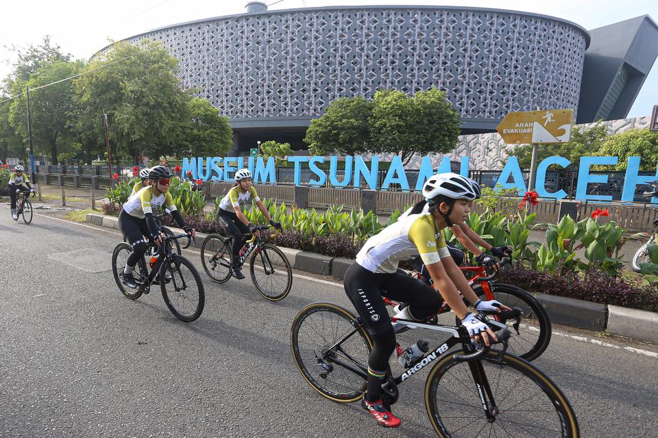 Peserta Tour De Aceh 2023 melintasi kawasan museum Tsunami Aceh, Banda Aceh, Aceh, Sabtu (11/3/2023). Rangkaian sepeda santai Tour De Aceh menempuh jarak 10 kilometer yang diikuti sebanyak 371 peserta dari Aceh, Sumatera Utara, Yogyakarta, Jakarta, Jawa T