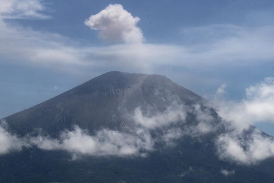 Gunung Semeru Kembali Erupsi, Tinggi Letusan Capai 1 Km dari Puncak