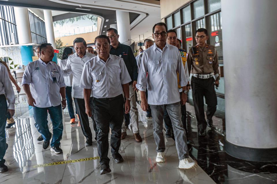Menteri Perhubungan Budi Karya Sumadi (kedua kanan) didampingi Pj Gubernur Banten Al Muktabar (ketiga kanan) berjalan saat meninjau Pelabuhan Eksekutif Merak, Kota Cilegon, Banten, Sabtu (11/3/2023). Menteri Perhubungan Budi Karya Sumadi menyampaikan kesi