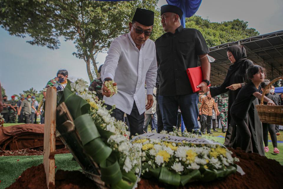 Kepala Staf Presiden Moeldoko menabur bunga ke makam istrinya, Koesni Harningsih di Taman Makam Pahlawan (TMP) Bahagia, Tangerang Selatan, Banten, Minggu (12/3/2023). 