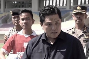 Menteri Erick Thohir saat meninjau Stadion Manahan Solo untuk menggelar Piala Dunia U-20