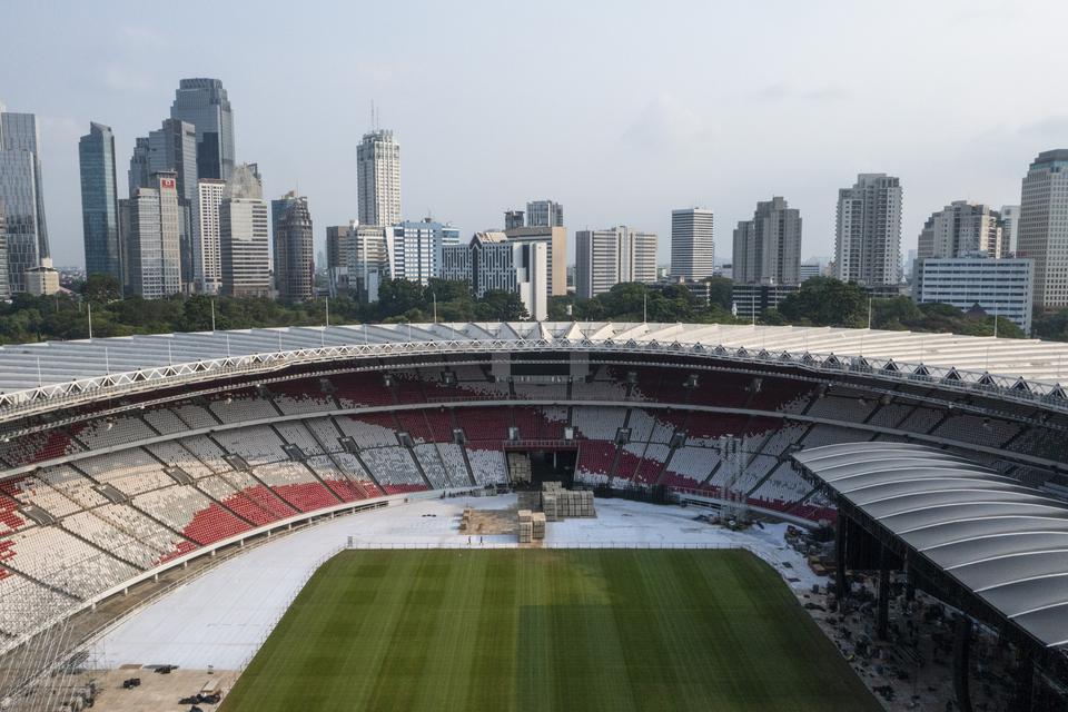 Sejumlah pekerja membongkar panggung usai dipakai konser girl band Korea Selatan, Blackpink di Stadion Utama Gelora Bung Karno (SUGBK), Senayan, Jakarta, Senin (13/3/2023). 