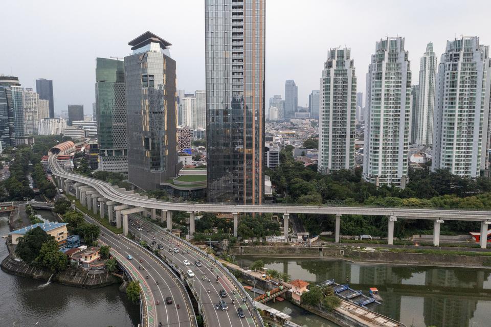 Foto udara jalur kereta 'Light Rail Transit' (LRT) yang telah dibangun di kawasan Rasuna Said, Kuningan, Jakarta, Senin (13/3/2023). 
