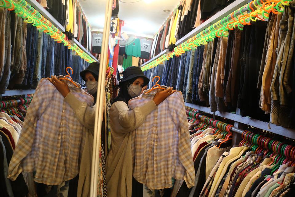 Calon pembeli memilih pakaian impor bekas yang dijual di Pasar Barito, Kota Ternate, Maluku Utara, Selasa (14/3/2023).