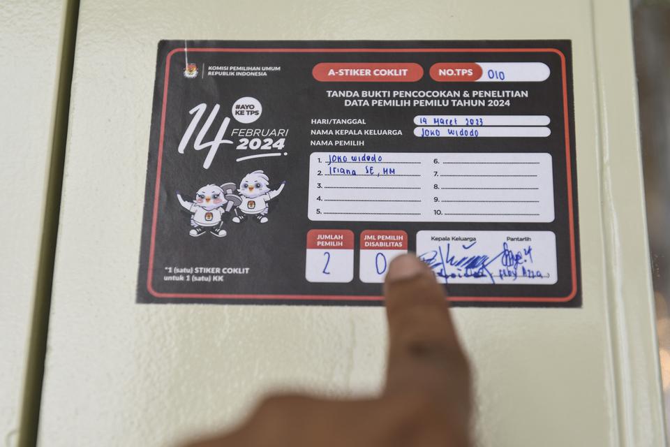 Stiker pencocokan dan penelitian (Coklit) data pemilih untuk Pemilu 2024 dengan nama pemilih Presiden Joko Widodo dan Ibu Negara Iriana ditempel pintu di Istana Merdeka, Jakarta, Selasa (14/2/2023). 