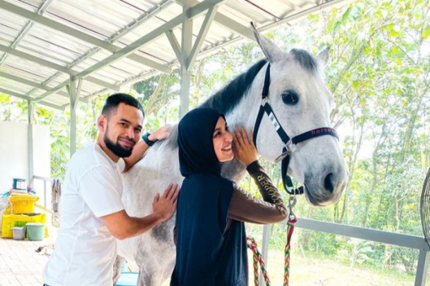 Teuku Wisnu dan Shireen Sungkar Saat Bersama Kamira, Kuda dari Belanda
