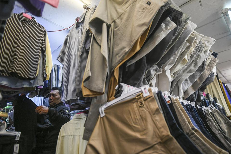 Pembeli memilih pakaian bekas impor di salah satu kios di Pasar Metro Atom, Pasar Baru, Jakarta, Kamis (16/3/2023). 