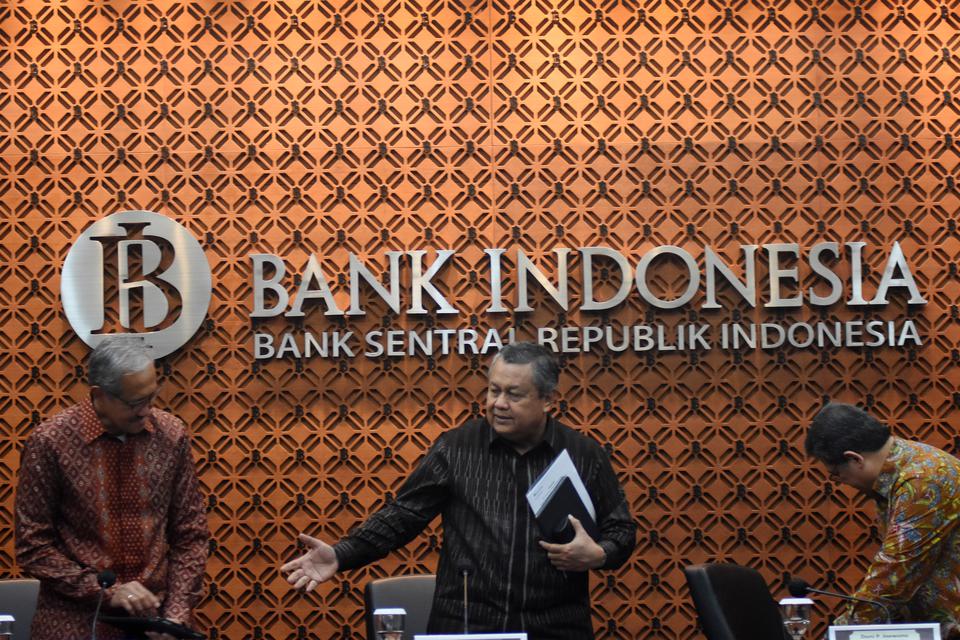 Gubernur Bank Indonesia Perry Warjiyo (tengah) menyalami Deputi Gubernur Dody Budi Waluyo (kiri) dan Doni P. Joewono (kanan) seusai konferensi pers penyampaian hasil Rapat Dewan Gubernur (RDG) Bank Indonesia Maret 2023 di Jakarta, Kamis (16/3/2023). Bank 