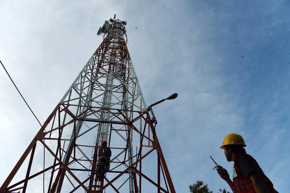 Pekerja melakukan pemeliharaan jaringan di salah satu tower BTS XL di Luwuk Banggai, Sulawesi Tengah, Kamis (16/3/2023).