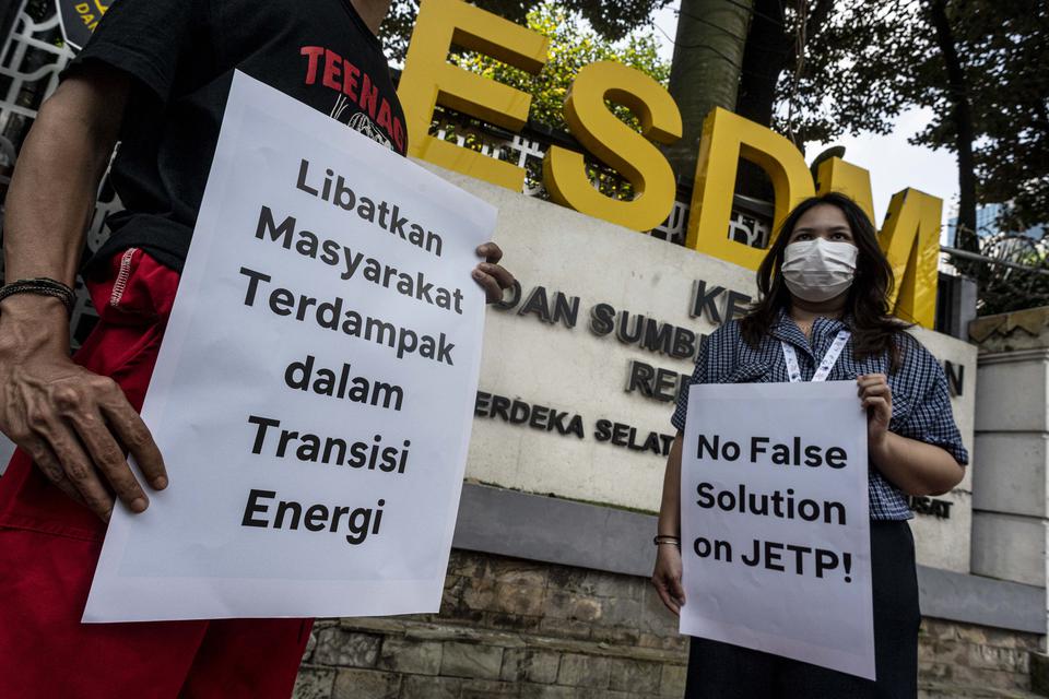 Aktivis dari Climate Rangers Jakarta dan 350 Indonesia melakukan aksi unjuk rasa di depan Gedung Kementerian ESDM, Jakarta, Jumat (17/3/2023). Mereka menyerukan kepada pemerintah agar setelah terbentuknya sekretariat perjanjian pendanaan transisi energi J