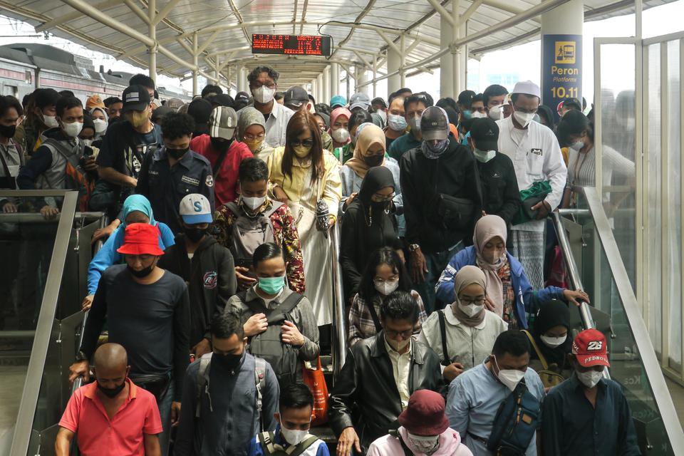 Penumpang KRL Commuterline menuruni tangga dari peron atas stasiun Manggarai untuk transit menuju stasiun tujuan di stasiun Manggarai, Jakarta, Jumat (17/3/2023).