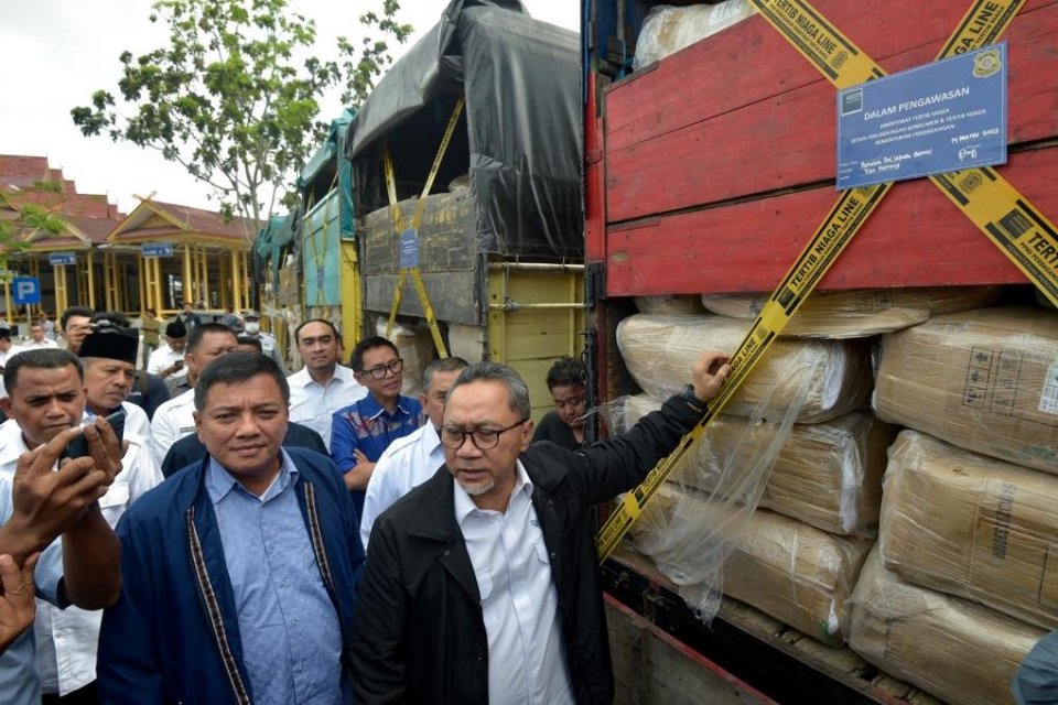 Menteri Perdagangan Zulkifli Hasan menunjukkan tas, sepatu, dan baju bekas impor yang telah dikemas dan akan dimusnahkan di di Terminal Tipe A Bandar Raya Payung Sekaki di Pekanbaru, Riau, Jumat (17/3).