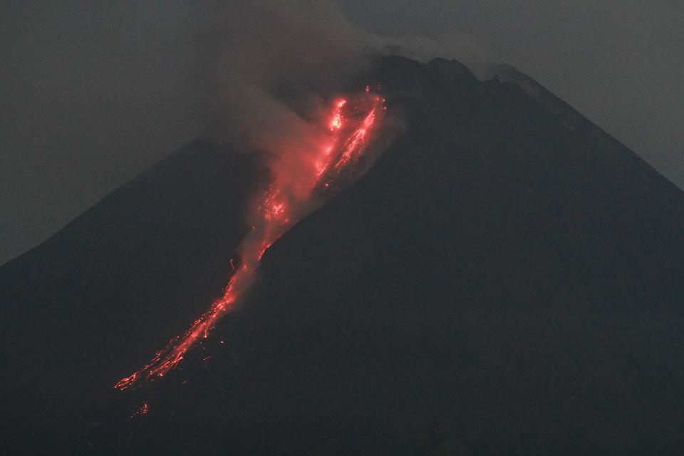 Guguran lava pijar Gunung Merapi terlihat dari Turi, Sleman, DI Yogyakarta, Sabtu (18/3/2023). 