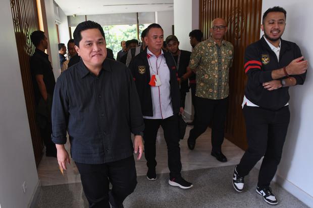 Ketua Umum PSSI Erick Thohir (kiri) bersama sejumlah perwakilan Asosiasi Provinsi (Asprov) PSSI se-Indonesia berjalan usai sarasehan di Jakarta, Minggu (19/3/2023). Sarasehan tersebut membahas rencana bergulirnya kembali kompetisi Liga 2 dan Liga 3 setela