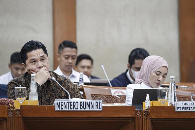 Menteri BUMN Erick Thohir (kiri) bersama Dirut Pertamina Nicke Widyawati (kanan) mengikuti rapat kerja dengan Komisi VI DPR di Kompleks Parlemen, Senayan, Jakarta, Senin (20/3/2023). Rapat tersebut membahas evaluasi penanganan insiden kebakaran Terminal B