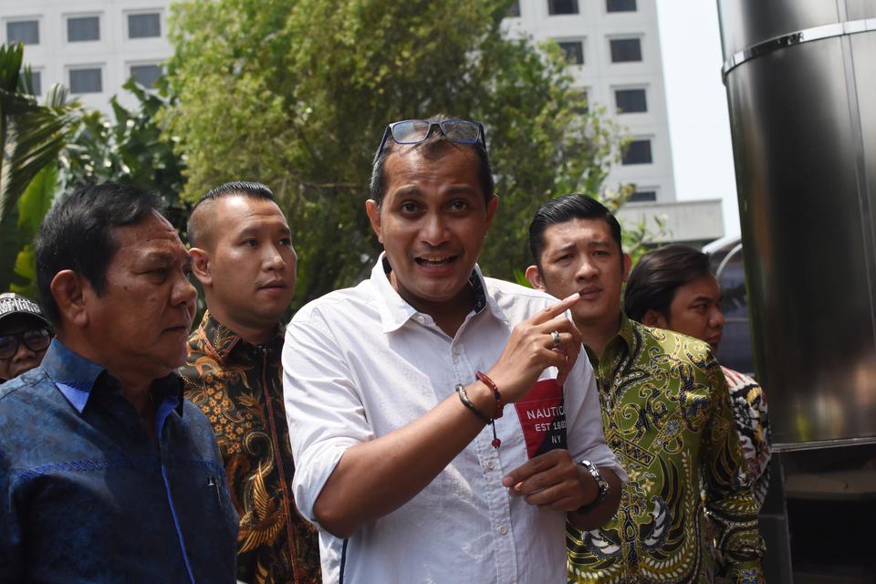 Wamenkumham Edward Omar Sharif Hiariej (tengah) tiba untuk memberikan klarifikasi di Gedung Merah Putih KPK, Jakarta, Senin (23/3/2023). 