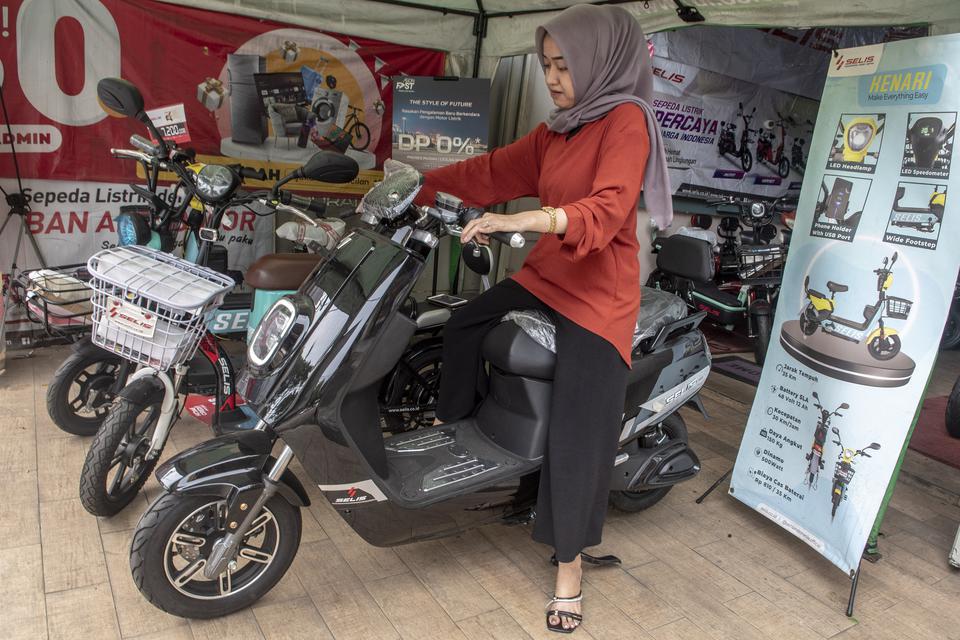Penjual menyalakan motor listrik di Selis Center, Jakarta, Senin (20/3/2023). Pemerintah menyalurkan subsidi Rp7 juta per unit pembelian kendaraan listrik baru pada Senin (20/3/2022) hingga Desember 2023 dengan kuota 200 ribu unit untuk motor listrik baru
