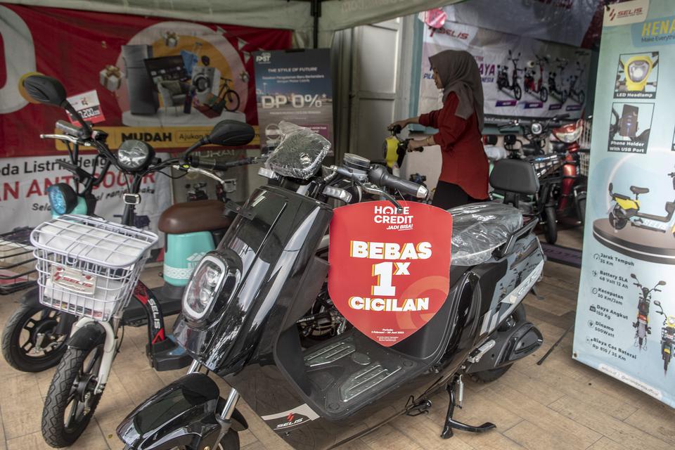 Penjual menata motor listrik di Selis Center, Jakarta, Senin (20/3/2023). Pemerintah menyalurkan subsidi Rp7 juta per unit pembelian kendaraan listrik baru pada Senin (20/3/2022) hingga Desember 2023 dengan kuota 200 ribu unit untuk motor listrik baru dan