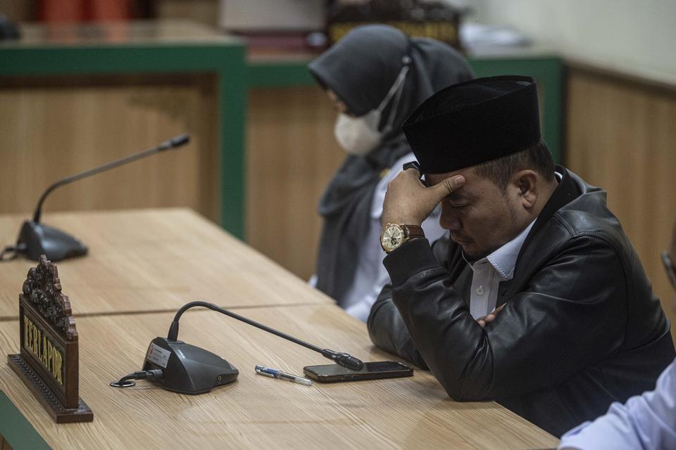 Komisioner KPU Mochammad Afifuddin (kanan) selaku perwakilan pihak terlapor mengikuti Sidang Putusan Penanganan Dugaan Pelanggaran Adminstrasi Pemilu 2024 di Kantor Bawaslu, Jakarta, Senin (20/3/2023). 