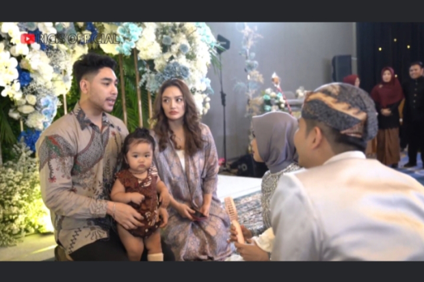 Siti Badriah Hadiri Tedak Siten Moana