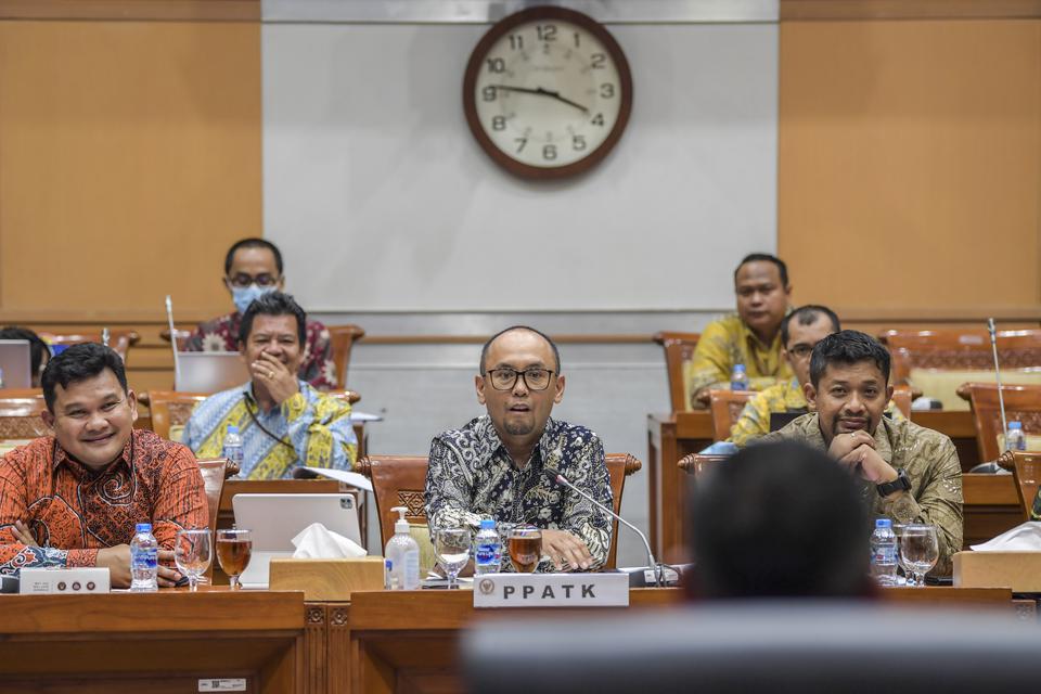 Kepala Pusat Pelaporan dan Analisis Transaksi Keuangan (PPATK) Ivan Yustiavandana (tengah) mengikuti rapat kerja dengan Komisi III DPR di kompleks Parlemen, Senayan, Jakarta, Selasa (21/3/2023). 