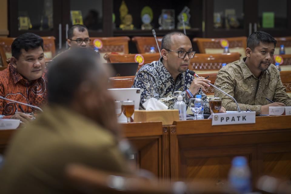 Kepala Pusat Pelaporan dan Analisis Transaksi Keuangan (PPATK) Ivan Yustiavandana (kedua kanan) mengikuti rapat kerja dengan Komisi III DPR di kompleks Parlemen, Senayan, Jakarta, Selasa (21/3/2023). Rapat tersebut membahas terkait isu soal adanya transak