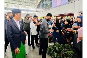 Prabowo saat mendampingi Presiden Jokowi kunjungan kerja ke Pasar Tanjung, Kabupaten Tabalong, Kalimantan Selatan