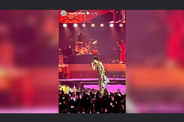 Momen Woodz Nonton Konser Harry Styles