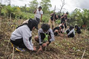 AKSI TANAM POHON MEMPERINGATI HARI HUTAN SEDUNIA