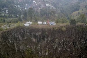 Ilustrasi, foto udara Gunung Batu yang berada di jalur Sesar Lembang di Kabupaten Bandung Barat, Jawa Barat.
