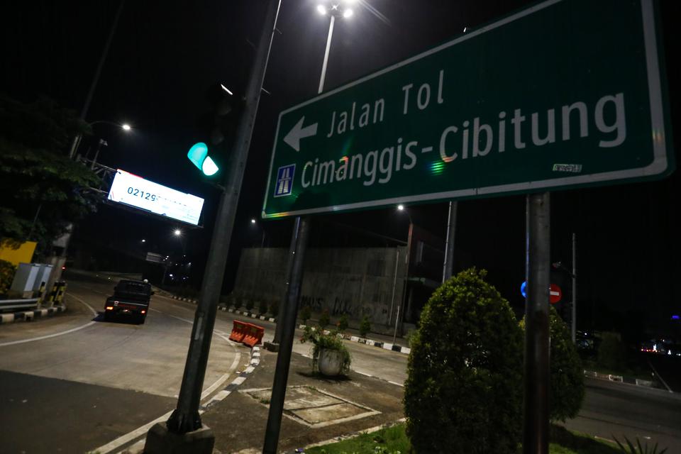 Kendaraan melintas papan penunjuk arah menuju jalan Tol Jatikarya yang sempat diblokade ahli waris di Bekasi, Jawa Barat, Rabu (22/3/2023) malam. Tol Jatikarya 1 dan 2 sudah dibuka kembali pada pukul 23.00 WIB usai aksi penutupan jalan oleh ahli waris yan