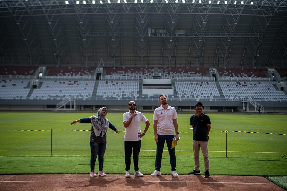 Venue Management FIFA Sunni Kohli (kedua kiri) didampingi perwakilan Delegasi FIFA meninjau Stadion Gelora Sriwijaya Jakabaring (GSJ), Palembang, Sumatera Selatan, Kamis (23/3/2023).