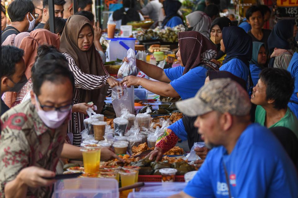 Pedagang melayani pembeli makanan untuk berbuka puasa (takjil) di Pasar Takjil Bendungan Hilir (Benhil), Jakarta, Kamis (23/3/2023). Pasar musiman selama bulan suci Ramadhan tersebut sejak 1985 hingga sekarang menjadi pusat berburu beraneka ragam jajanan 