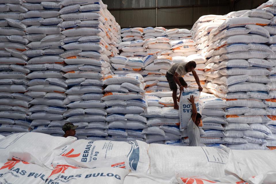 Pekerja mengangkut beras impor Vietnam di Gudang Bulog Argapura, Distrik Jayapura Selatan, Kota Jayapura, Papua, Jumat (24/3/2023). Guna memenuhi kebutuhan masyarakat, stabilisasi pasokan dan harga beras serta untuk beras cadangan bencana, Bulog wilayah P