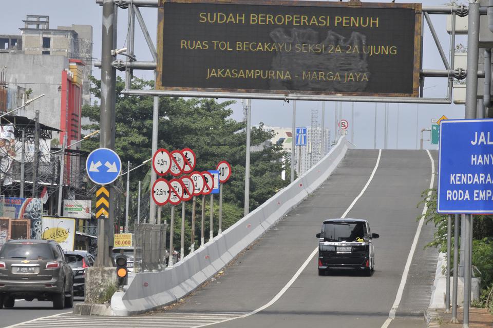 Mobil melintas menuju Tol Becakayu (Bekasi Cawang Kampung Melayu) Seksi 2A (Jakasampurna-Marga Jaya) di Jakarta Timur, Jumat (24/3/2023). 