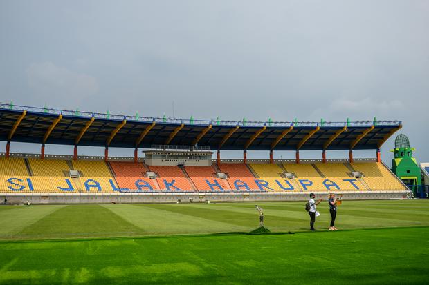 Delegasi FIFA mengukur jalan saat meninjau Stadion Si Jalak Harupat di Kutawaringin, Kabupaten Bandung, Jawa Barat, Jumat (24/3/2023). Kunjungan tersebut dilakukan dalam rangka meninjau kesiapan Stadion Stadion Si Jalak Harupat yang ditunjuk sebagai salah