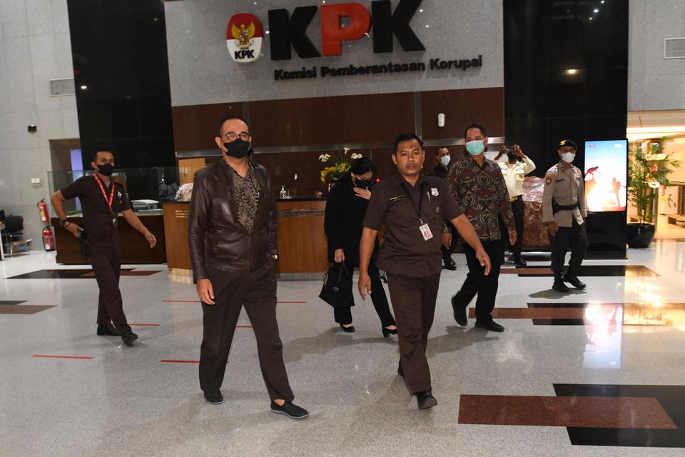 Mantan pejabat Ditjen Pajak Kementerian Keuangan Rafael Alun Trisambodo (kedua kiri) dan istrinya Ernie Meike (ketiga kiri) berjalan usai menjalani pemeriksaan di Gedung Merah Putih KPK, Jakarta, Jumat (24/3/2023). 