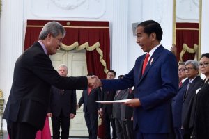 Presiden Joko Widodo dengan Dubes Palestina untuk Indonesia Zuhair Al-Shun. Foto: Antara.