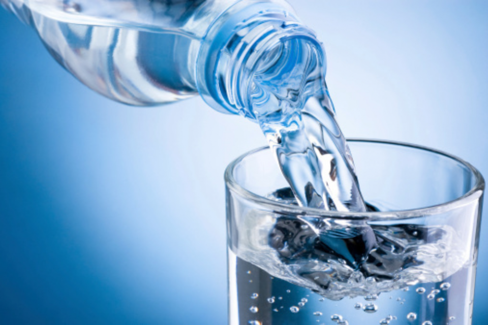Tips minum air putih saat puasa.