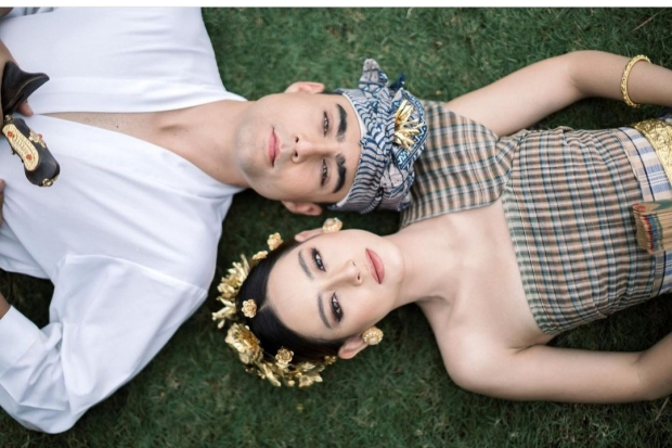 Laura Theux dan Indra Brotolaras