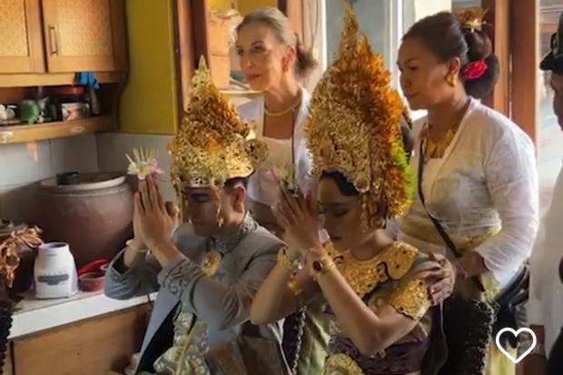 Laura Theux dan Indra Brotolaras