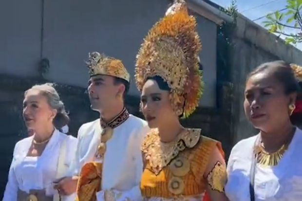 Laura Theux dan Indra Brotolaras