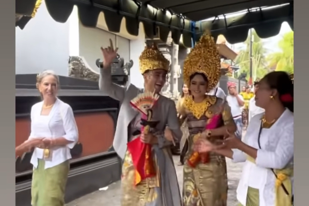 Laura Theux dan Indra Brotolaras