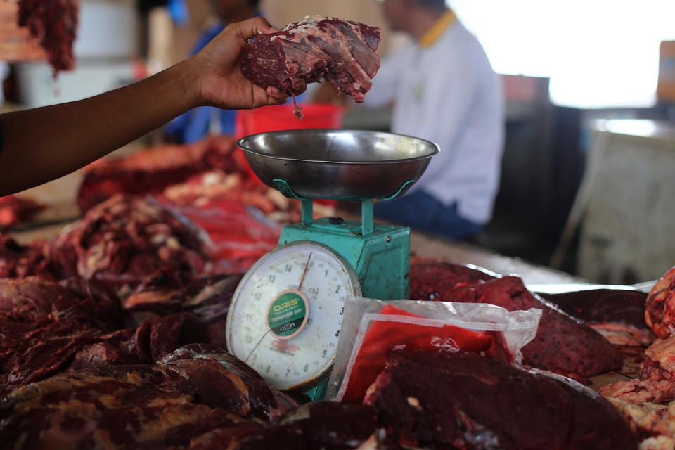 Pedagang menimbang daging sapi dagangannya yang dijual di Pasar Higienis Kota Ternate, Maluku Utara, Minggu(26/3/2023).Pedagang setempat mengeluhkan sepinya pembeli daging sapi saat Ramadhan menyusul naiknya harga daging sapi dari sebelumya Rp135 ribu per