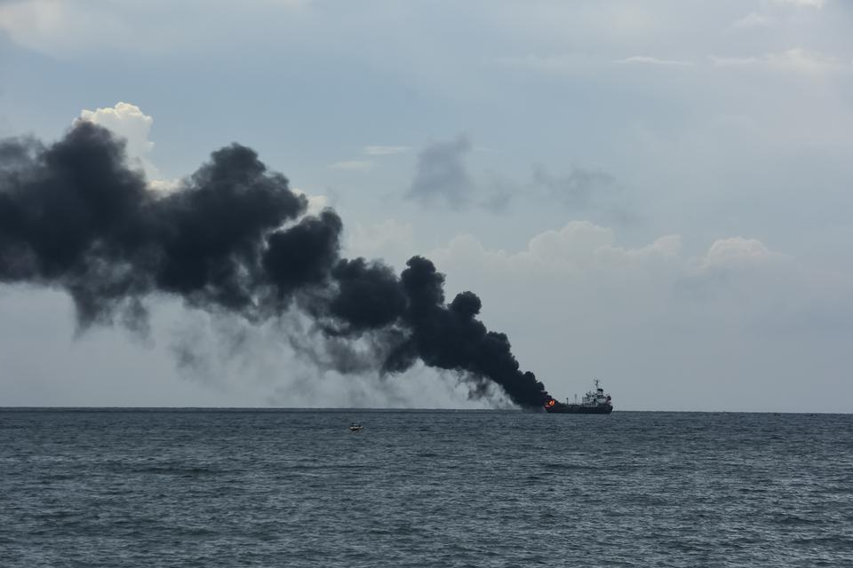 kapal tanker pertamina terbakar, bbm bersubsidi, pertalite