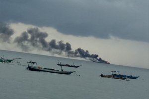 Kapal yang mengangkut BBM milik Pertamina terbakar