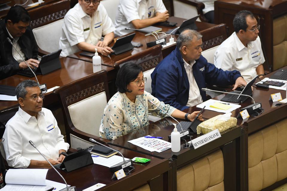 Menteri Keuangan Sri Mulyani Indrawati (kedua kiri) berbicara saat rapat dengan Komisi XI DPR RI di kompleks Parlemen, Senayan, Jakarta, Senin (27/3/2023). 